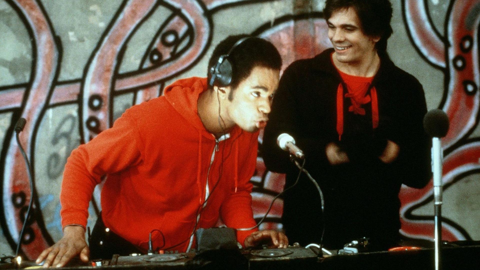 Szene aus dem Film "Beat Street" (1984): Ein DJ scratcht auf einer Blockparty. Szene aus dem Film "Beat Street" (1984): Ein DJ scratcht auf einer Blockparty.