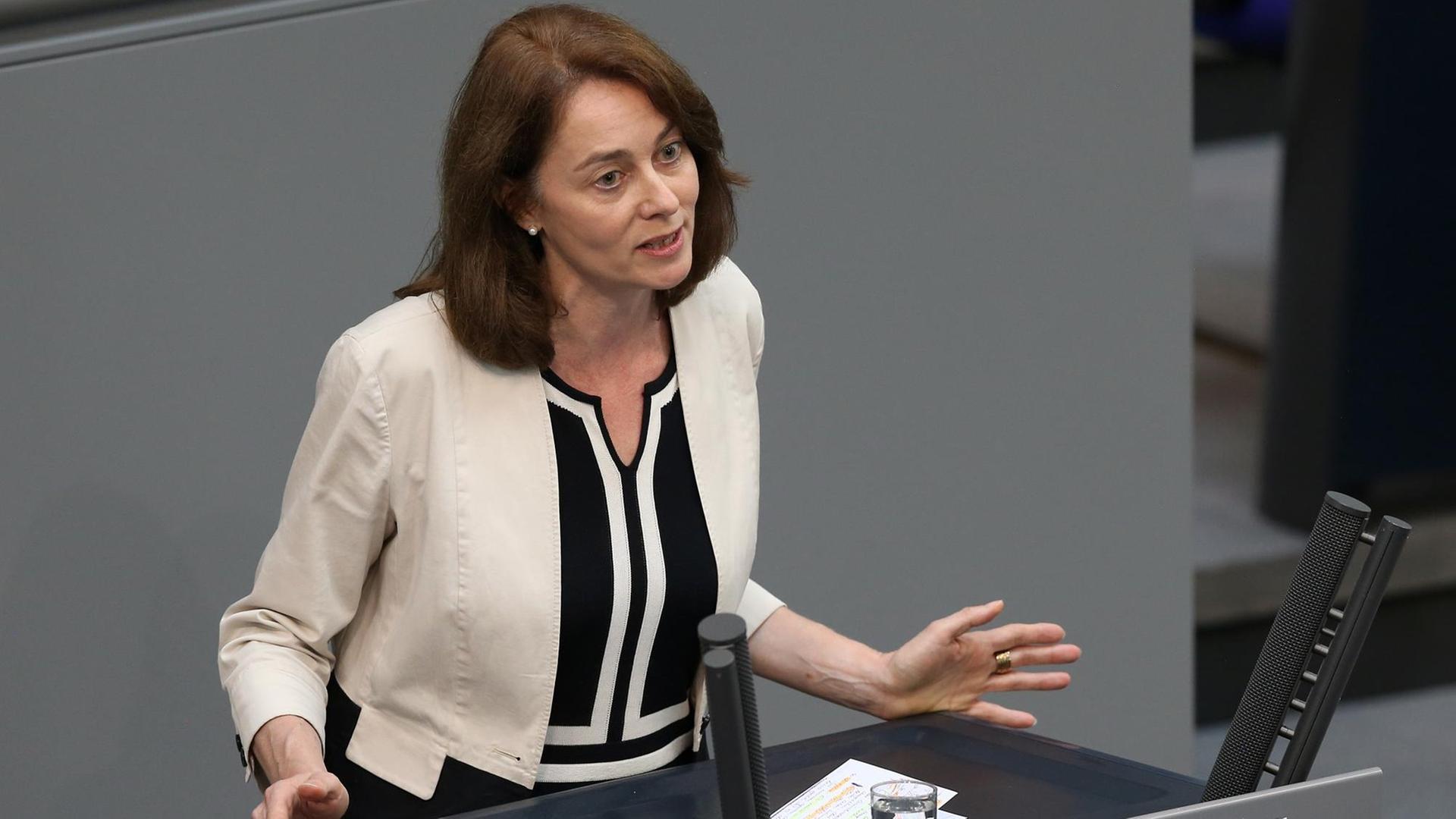 Die SPD-Generalsekretärin Katarina Barley spricht am 28.06.2016 in Berlin während der Sondersitzung des Bundestages nach dem Brexit-Votum der Briten für einen EU-Austritt. Foto: Wolfgang Kumm/dpa | Verwendung weltweit Die SPD-Generalsekretärin Katarina Barley spricht am 28.06.2016 in Berlin während der Sondersitzung des Bundestages nach dem Brexit-Votum der Briten für einen EU-Austritt. Foto: Wolfgang Kumm/dpa | Verwendung weltweit