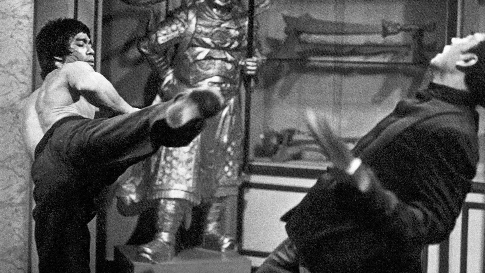 Kampfszene aus "Enter the Dragon" von 1973: Kung-Fu-Artist Bruce Lee (links) teilt gegen den Mann mit der Todeskralle aus. Lee starb drei Wochen, bevor der Film in die Kinos kam. Kampfszene aus "Enter the Dragon" von 1973: Kung-Fu-Artist Bruce Lee (links) teilt gegen den Mann mit der Todeskralle aus. Lee starb drei Wochen, bevor der Film in die Kinos kam.