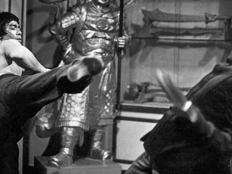 Kampfszene aus "Enter the Dragon" von 1973: Kung-Fu-Artist Bruce Lee (links) teilt gegen den Mann mit der Todeskralle aus. Lee starb drei Wochen, bevor der Film in die Kinos kam.