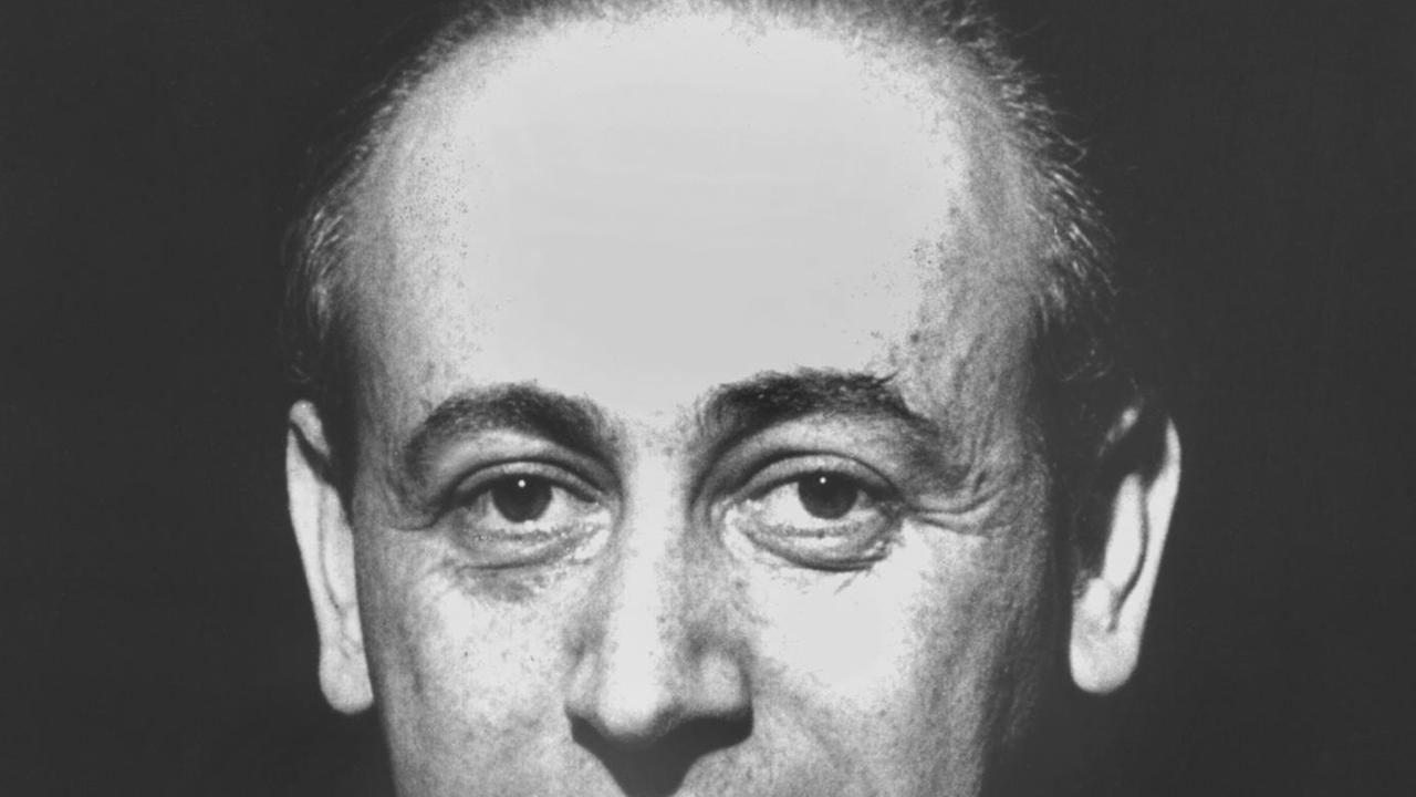 Paul Celan, deutschsprachiger Lyriker rumänischer Herkunft, geboren am 23.11.1920 in Tschernowzy, gestorben am 20.4.1970 in Paris. Celan zählt zu den bedeutendsten deutschsprachigen Lyrikern. Paul Celan, deutschsprachiger Lyriker rumänischer Herkunft, geboren am 23.11.1920 in Tschernowzy, gestorben am 20.4.1970 in Paris. Celan zählt zu den bedeutendsten deutschsprachigen Lyrikern.