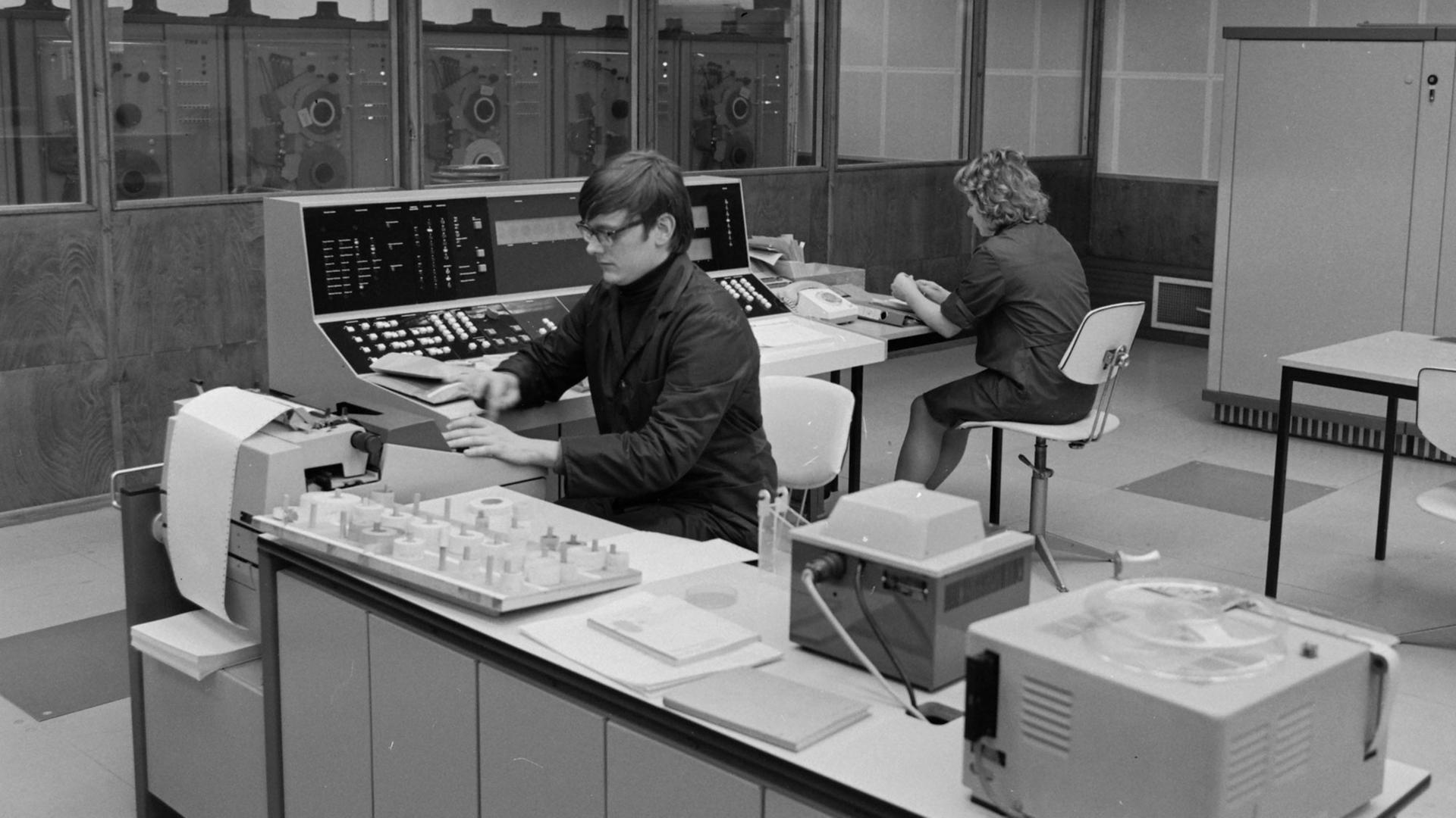 Das Rechenzentrum der Universität Jena am 29.03.1972. ( Mängel in der Bildqualität vorlagebedingt). Foto: Das Rechenzentrum der Universität Jena am 29.03.1972. ( Mängel in der Bildqualität vorlagebedingt). Foto: