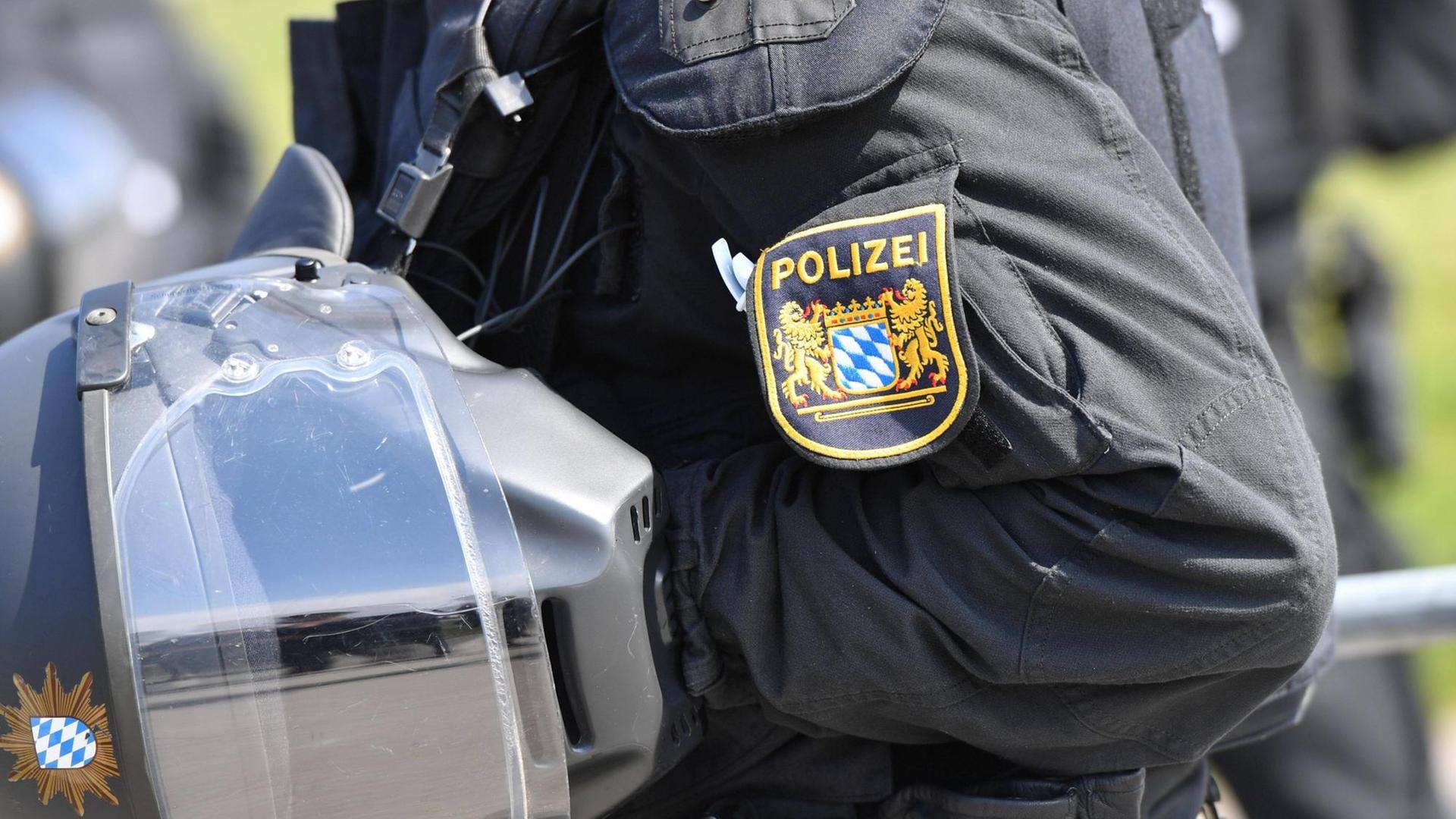 Auf einem Jackenärmel ist das Symbol der bayerischen Polizei aufgenäht. Auf einem Jackenärmel ist das Symbol der bayerischen Polizei aufgenäht.