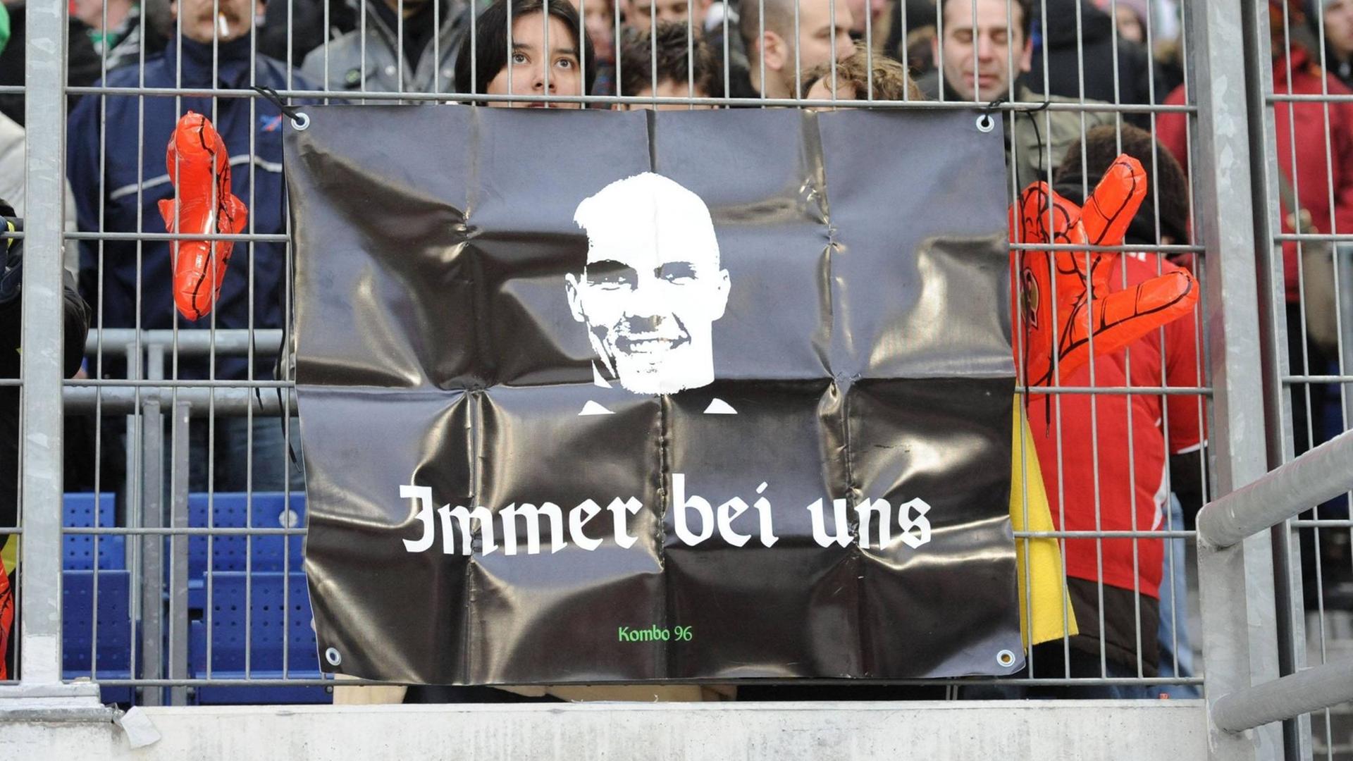 Fußballfans von Hannover 96 gedenken ihres früheren Torwarts Robert Enke mit einem Plakat.