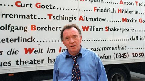 Der Schauspieler Peter Sodann steht am 14.05.2001 vor dem "Neuen Theater" in Halle vor einer Tafel mit den Namen vieler Autoren - bis 2005 war er hier Intendant.