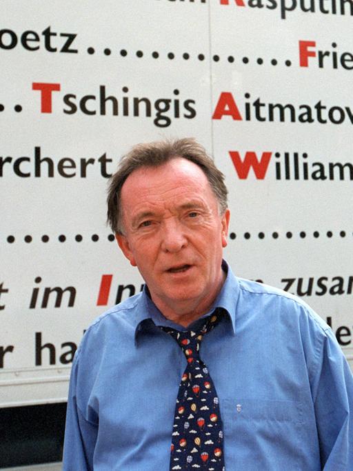 Der Schauspieler Peter Sodann steht am 14.05.2001 vor dem "Neuen Theater" in Halle vor einer Tafel mit den Namen vieler Autoren - bis 2005 war er hier Intendant.