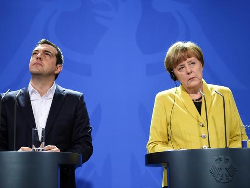 Bundeskanzlerin Angela Merkel (CDU) und der griechische Ministerpräsident Alexis Tsipras informieren am 23.03.2015 bei einer Pressekonferenz im Bundeskanzleramt in Berlin über ihr vorangegangenes Gespräch. Tsipras befindet sich zu seinem Antrittsbesuch in der deutschen Hauptstadt.