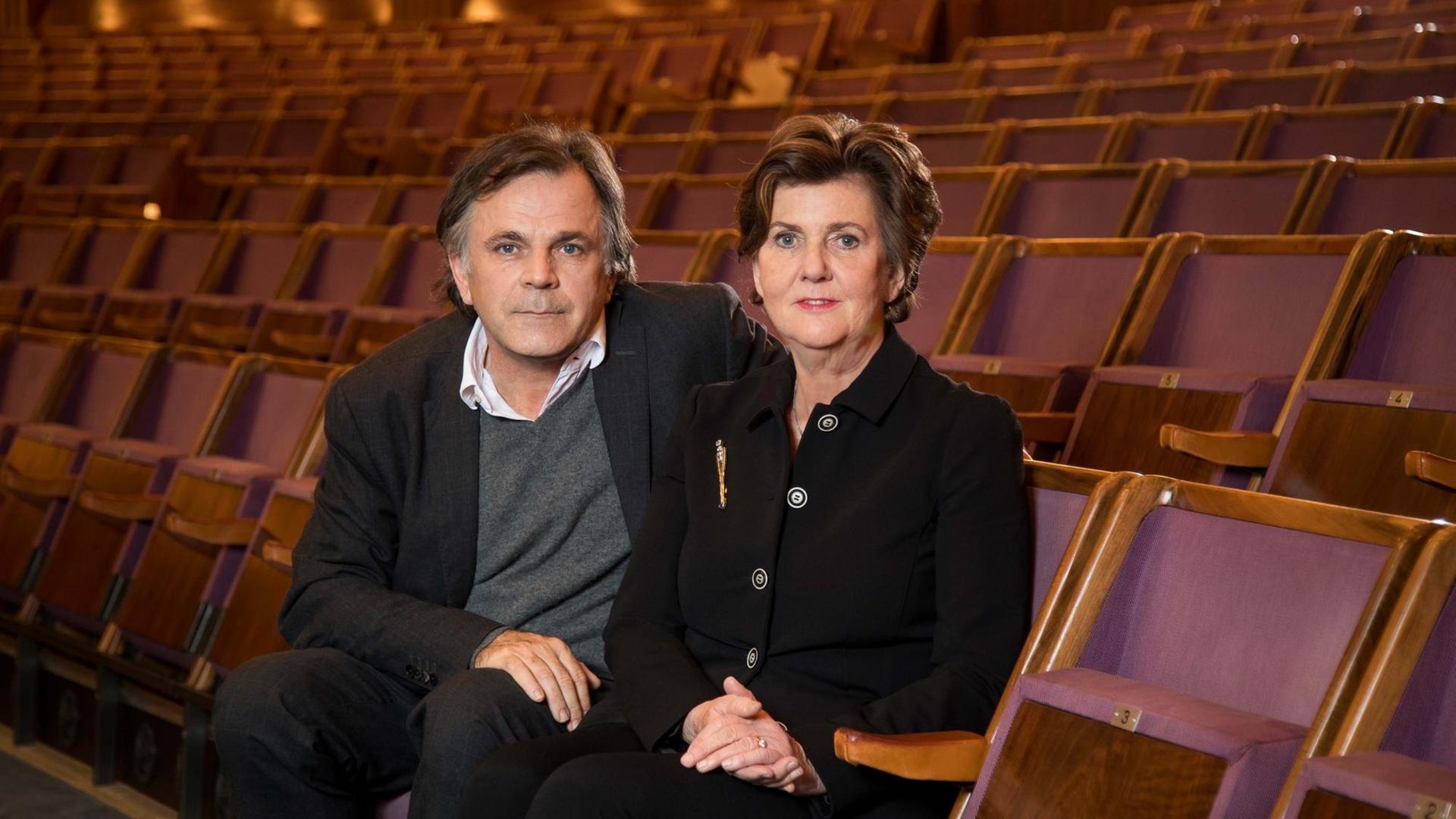 Markus Hinterhäuser und Helga Rabl-Stadler sitzen im Zuschauerraum eines leeren Theaters. Markus Hinterhäuser und Helga Rabl-Stadler sitzen im Zuschauerraum eines leeren Theaters.