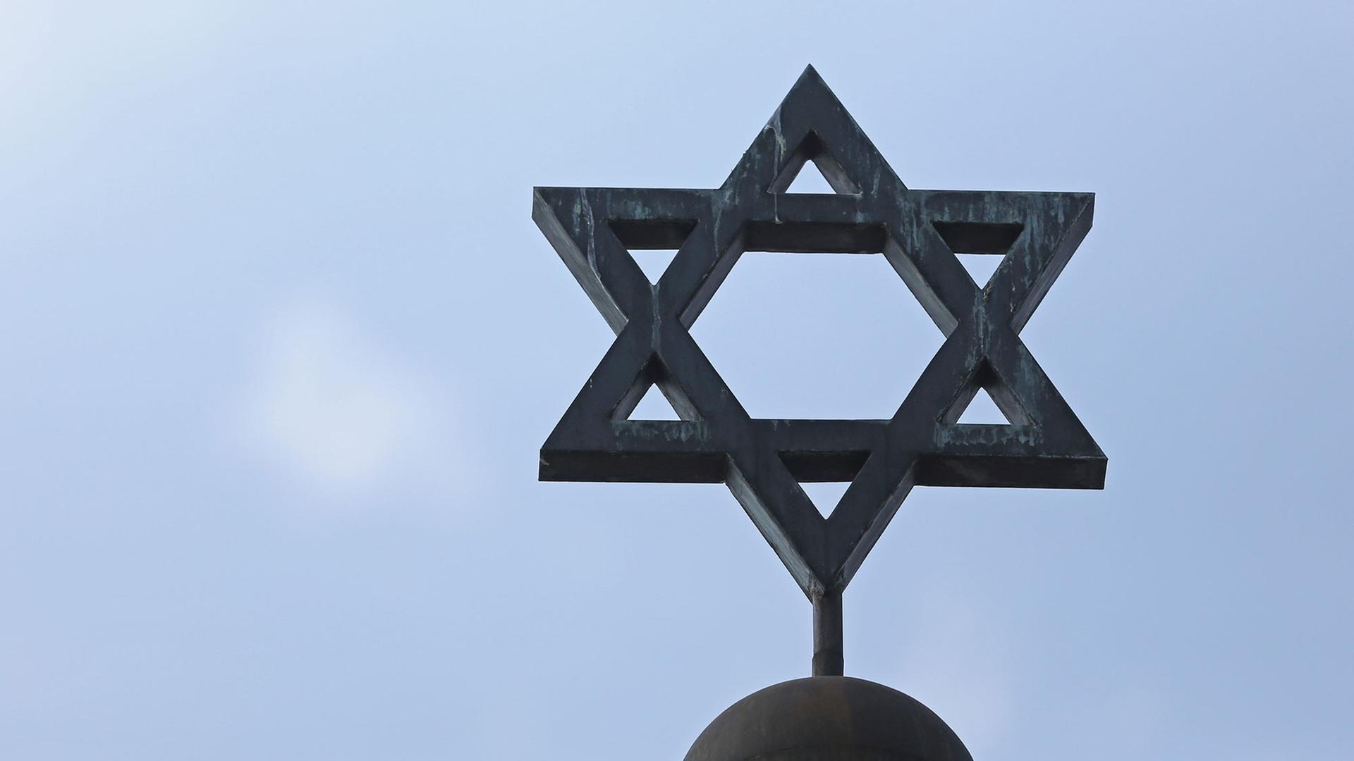 Ein Davidstern über einer Synagoge Ein Davidstern über einer Synagoge