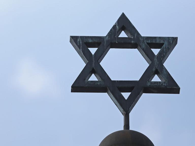 Ein Davidstern über einer Synagoge