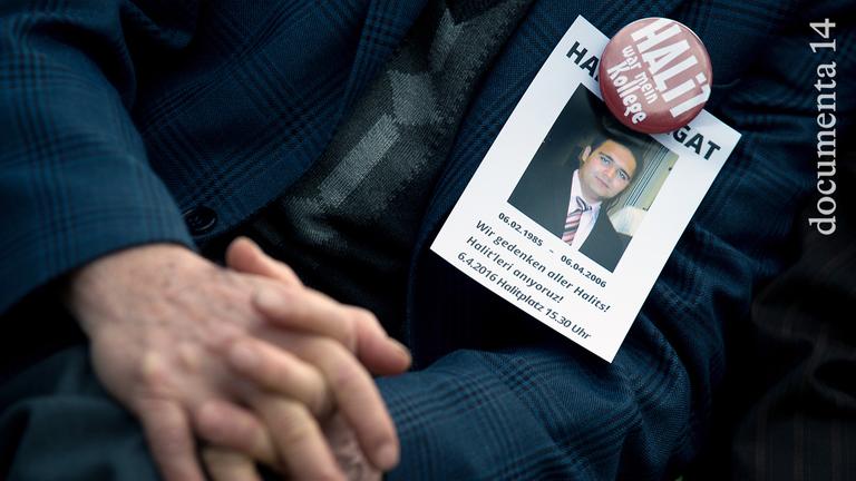 Ein Teilnehmer trägt am 06.04.2016 bei der Gedenkfeier zehn Jahre nach der Ermordung von Halit Yozgat in Kassel einen Button mit der Aufschrift "Halit war mein Kollege". Halit war 2006 mutmaßlich das letzte Opfer der NSU-Morde gegen Migranten in Deutschland.