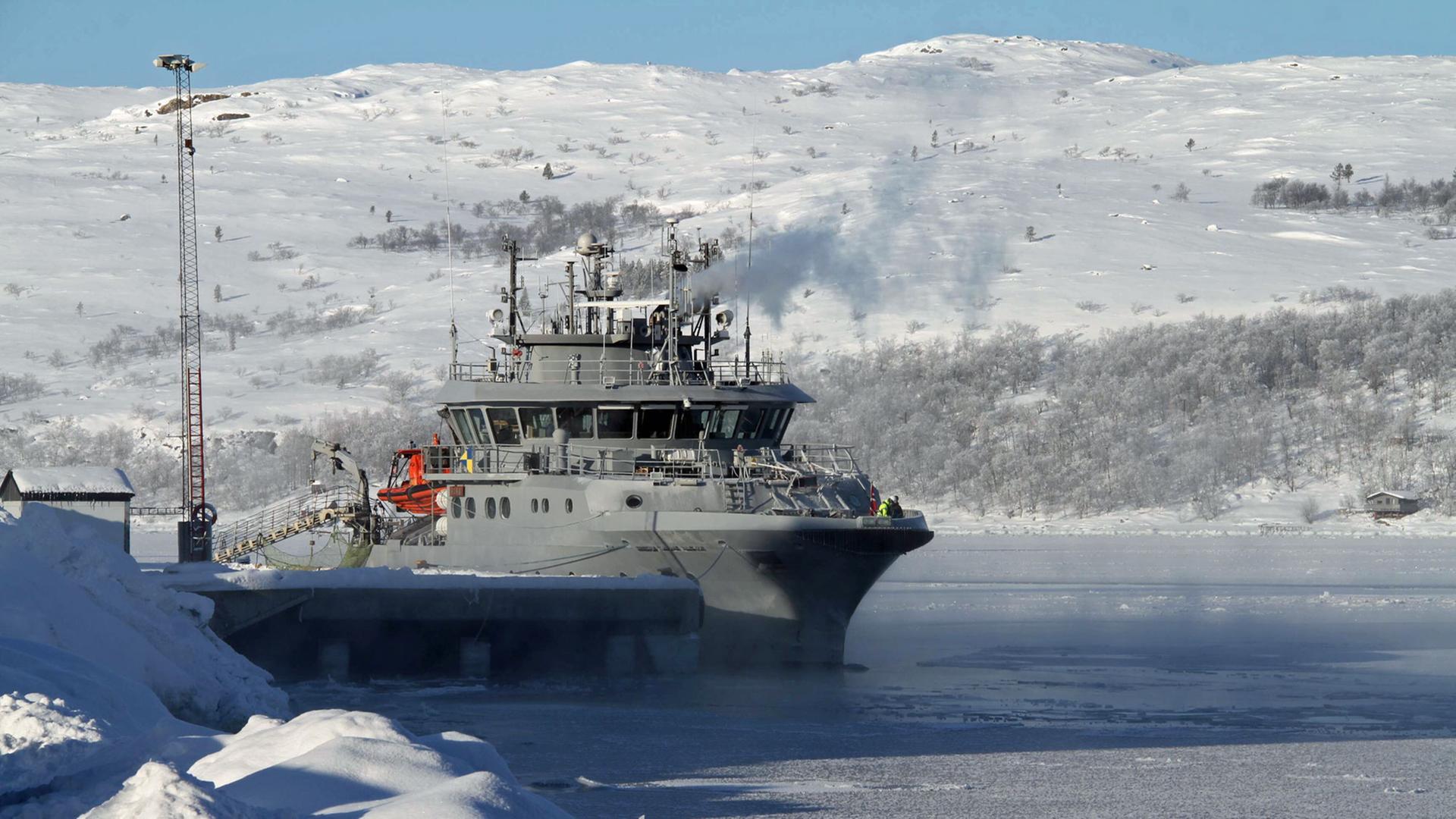 Schiff am Dock von Kirkenes an der norwegisch-russischen Grenze. Schiff am Dock von Kirkenes an der norwegisch-russischen Grenze.