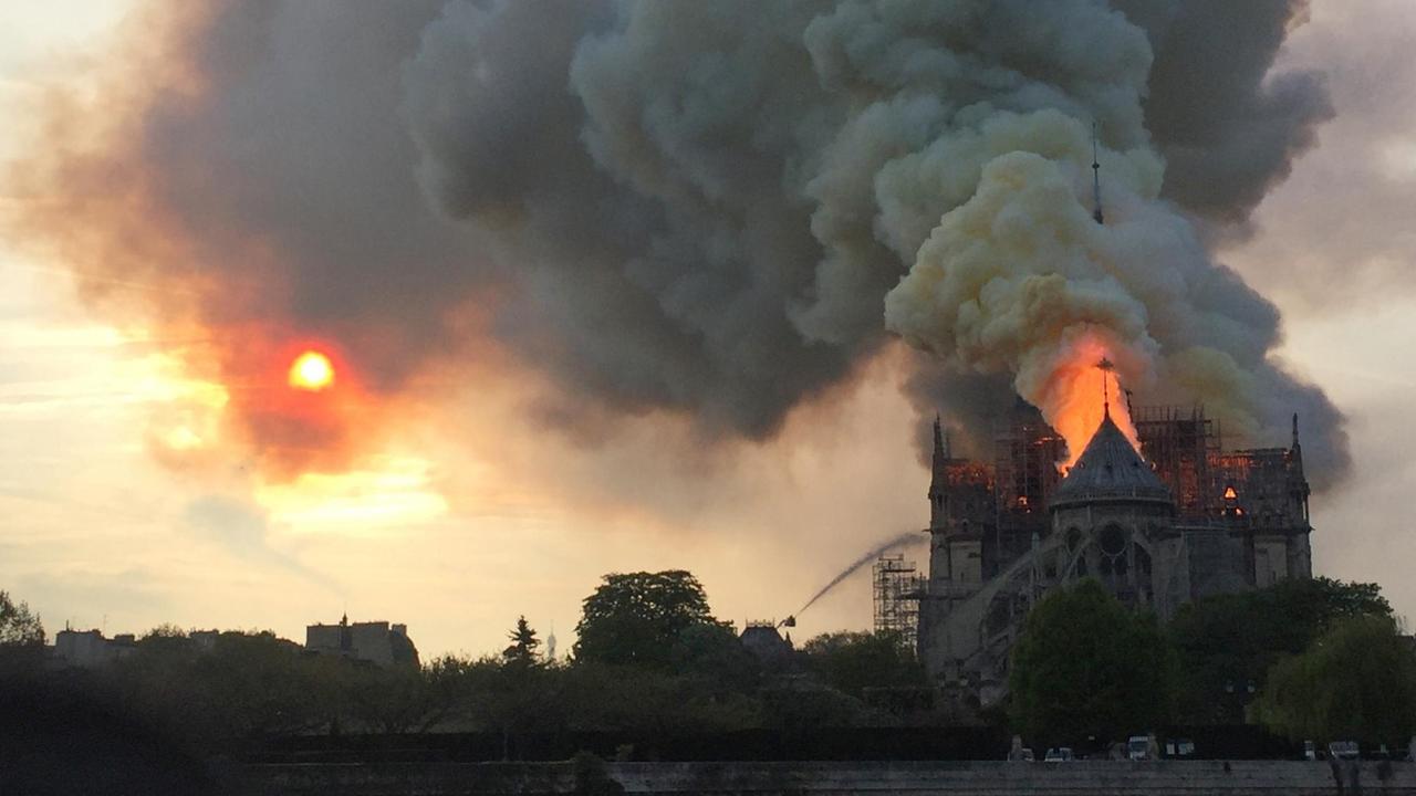 Flammen und Rauch steigen vom Dach der Kathedrale Notre-Dame in Paris auf, aufgenommen am 15. April 2019. 