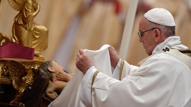 Papst Franziskus enthüllt die Statue des Jesuskinds währen der Weihnachtsmesse in St. Peter