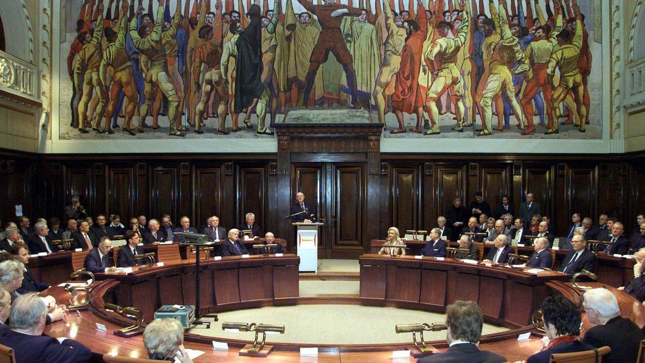 Einen Festakt zum 50-jährigen Bestehen des Deutschen Sportbundes (DSB) begehen am 07.12.2000 im Hodlersaal des Rathauses von Hannover Funktionäre und Gründungsmitglieder. Im gleichen Saal wurde am 10. Dezember 1950 die Dachorganisation des deutschen Sports gegründet. Heute zählt der DSB fast 27 Millionen Mitglieder in 87 700 Turn- und Sportvereinen. Einen Festakt zum 50-jährigen Bestehen des Deutschen Sportbundes (DSB) begehen am 07.12.2000 im Hodlersaal des Rathauses von Hannover Funktionäre und Gründungsmitglieder. Im gleichen Saal wurde am 10. Dezember 1950 die Dachorganisation des deutschen Sports gegründet. Heute zählt der DSB fast 27 Millionen Mitglieder in 87 700 Turn- und Sportvereinen.