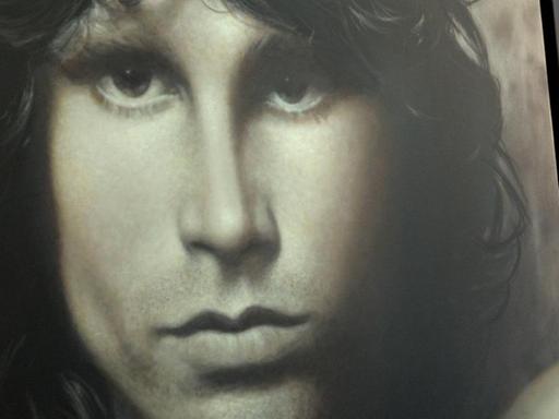 Die Bilder der Rockmusiker Jim Morrison (l-r), Elton John und David Bowie des Künstlers Jürgen D.Flohr stehen in der Galerie " Niagara" in Düsseldorf (Foto vom 18.11.2008). Für seine neue Ausstellung in der Galerie "Niagara" in Düsseldorf hatte Flohr einen Zyklus von 12 großformatigen Portraits mit dem Titel "Rockstar Mythen III" geschaffen. Die Bilder, von Hand in Acryl auf Leinwand gemalt, haben alle die Maße 250x150 Zentimeter und zeigen verschiedene Rockstars.