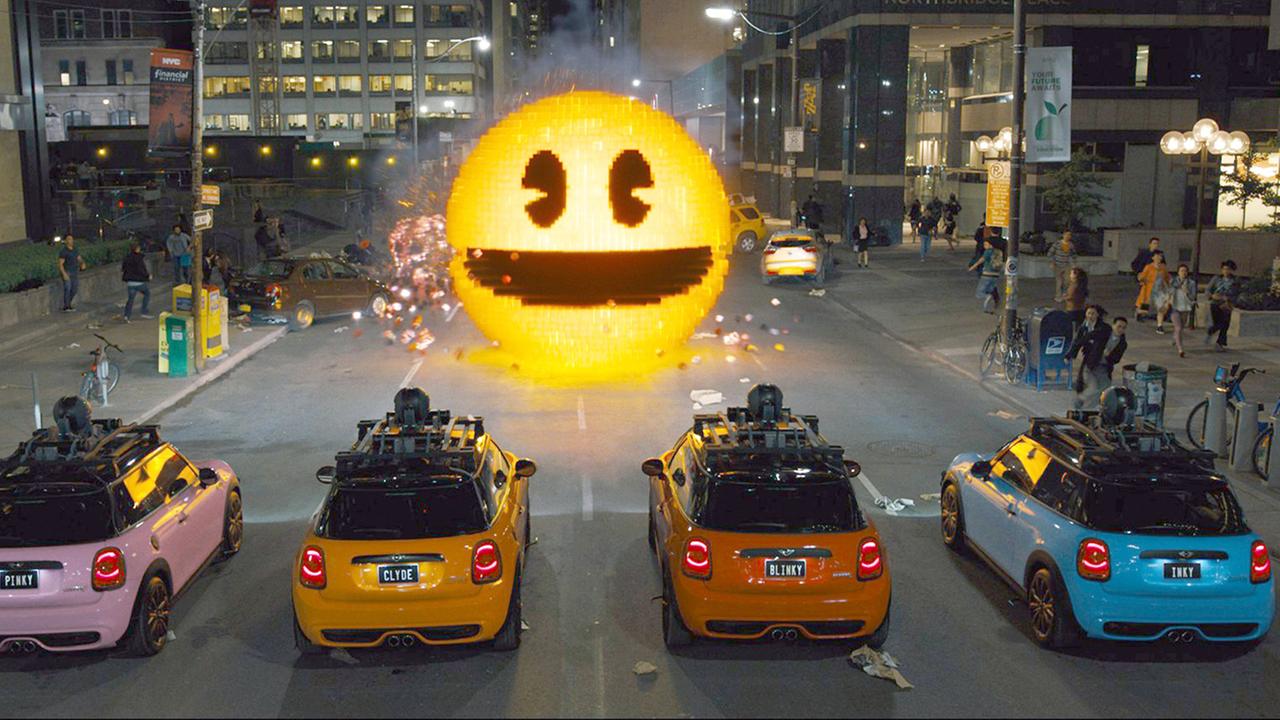 Die Autos Inky, Blinky, Clyde und Pinky greifen Pac-Man an - eine Szene des Films "Pixels". Die Autos Inky, Blinky, Clyde und Pinky greifen Pac-Man an - eine Szene des Films "Pixels".