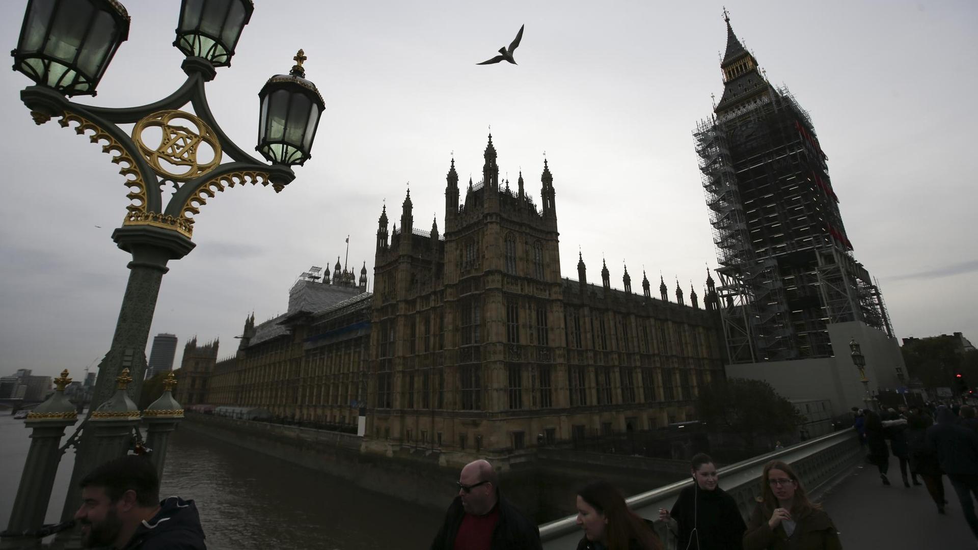 Außenaufnahme des britischen Unterhauses in London. Hier soll eine Liste kursieren, auf denen die Verfehlungen von Politikern aufgelistet sind.