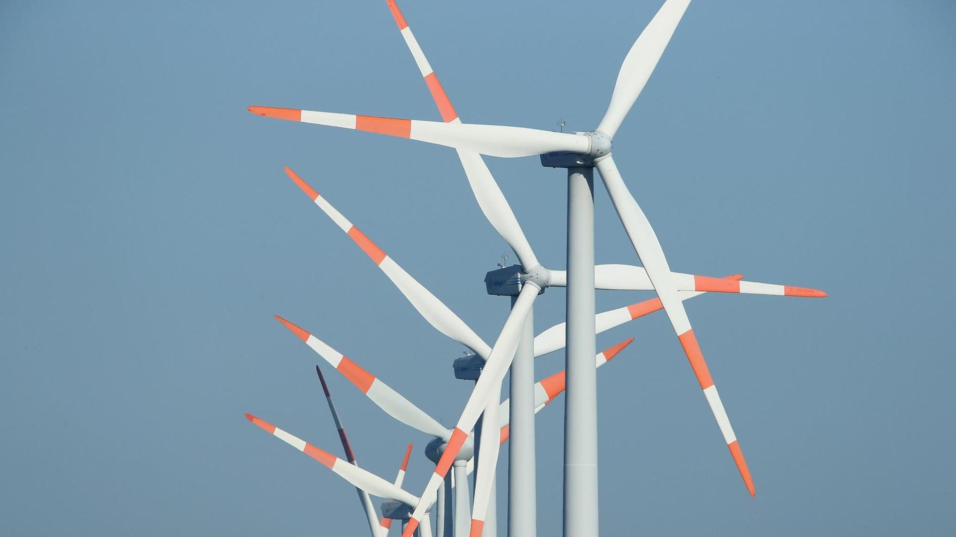 Windkraftanlagen drehen sich in einem Windpark bei Neubrandenburg. Windkraftanlagen drehen sich in einem Windpark bei Neubrandenburg.