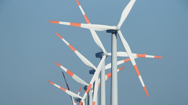 Windkraftanlagen drehen sich in einem Windpark bei Neubrandenburg.