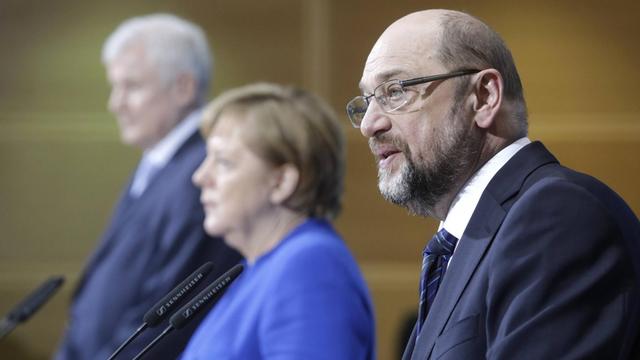 Horst Seehofer (CSU), Angela Merkel (CDU) und Martin Schulz (SPD) informieren die Medien über die Ergebnisse der Sondierungsgespräche