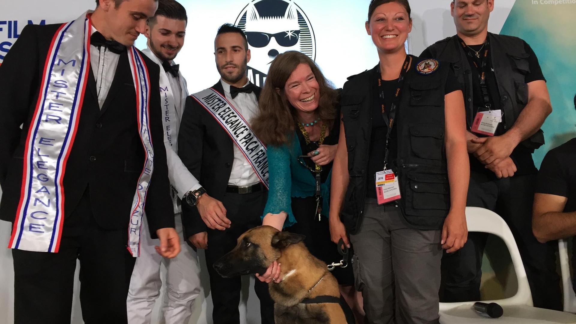Farbfoto eines Filmteams auf einer Preisverleihung für den besten Vierbeiner in Cannes 2016 Farbfoto eines Filmteams auf einer Preisverleihung für den besten Vierbeiner in Cannes 2016