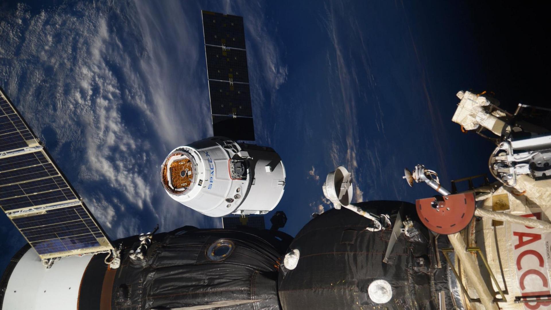 Der Raumfrachter "Dragon" (16.08.17) erreicht die Internationale Raumstation ISS.