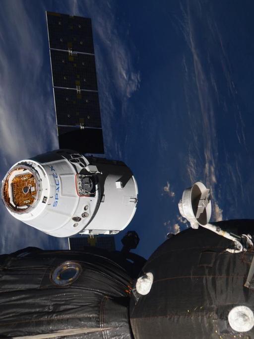Der Raumfrachter "Dragon" (16.08.17) erreicht die Internationale Raumstation ISS.