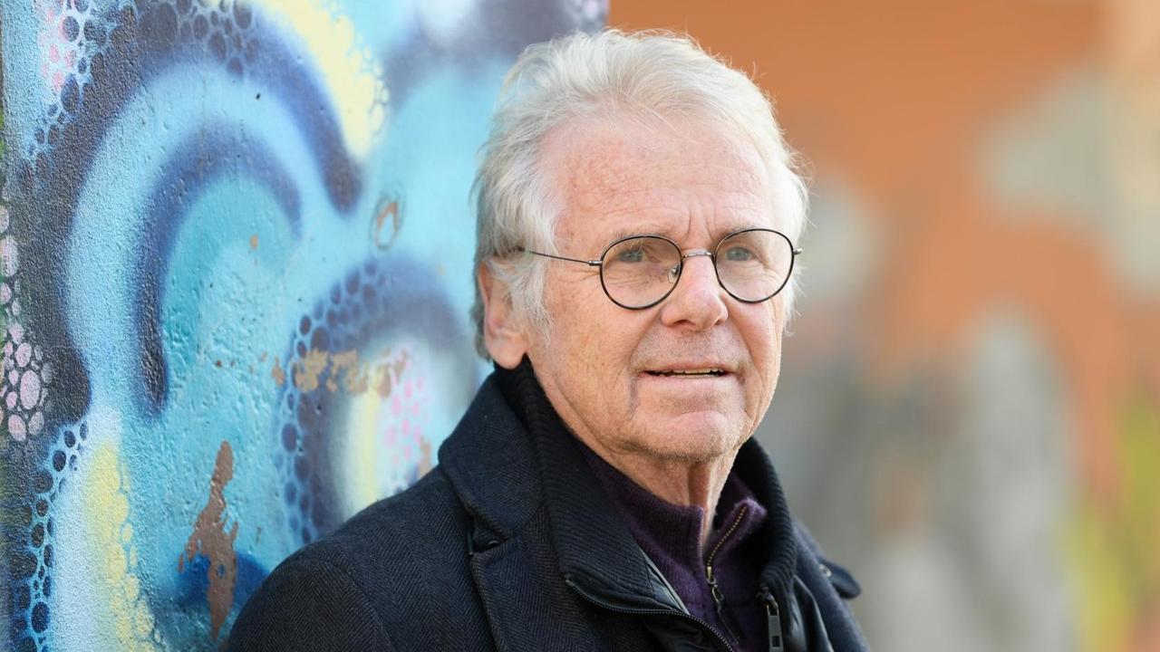 Daniel Cohn-Bendit blickt an eine Wand gelehnt in einen Bereich außerhalb des Bildausschnitts. Daniel Cohn-Bendit blickt an eine Wand gelehnt in einen Bereich außerhalb des Bildausschnitts.