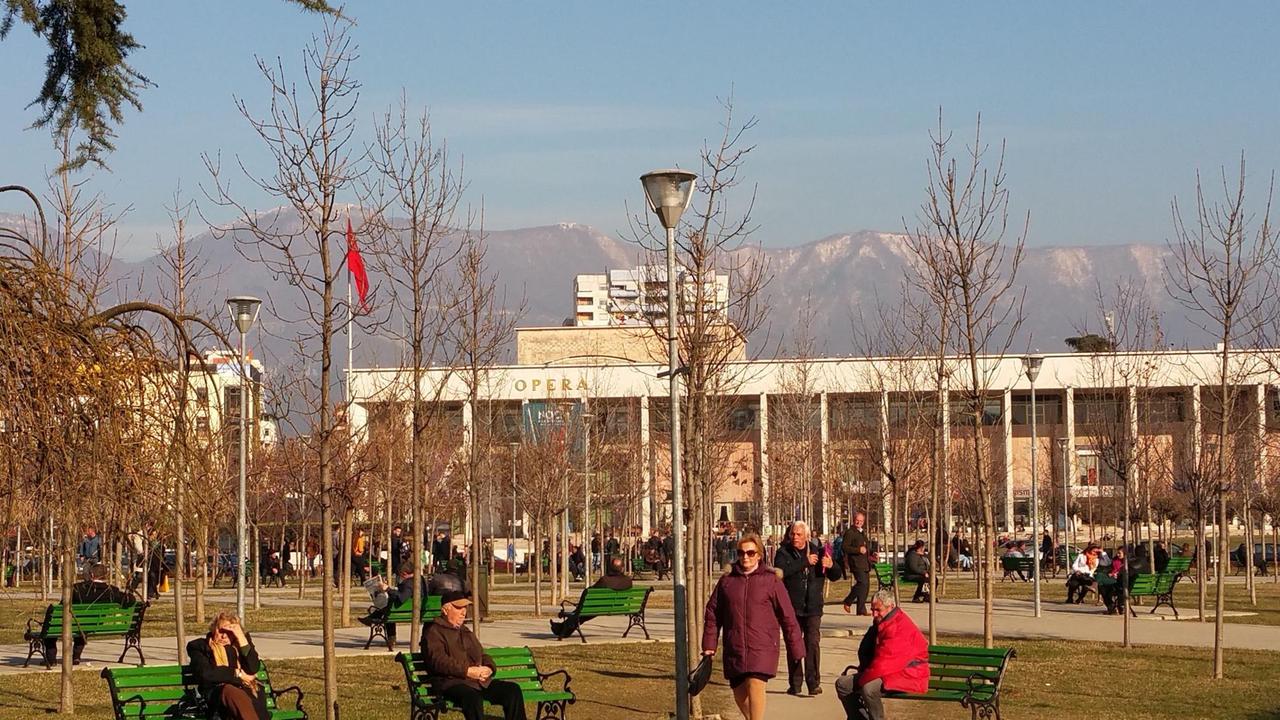 Tirana - Der Kulturpalast am Skanderbeg-Platz beherbergt Oper und Nationalbibliothek. Tirana - Der Kulturpalast am Skanderbeg-Platz beherbergt Oper und Nationalbibliothek.