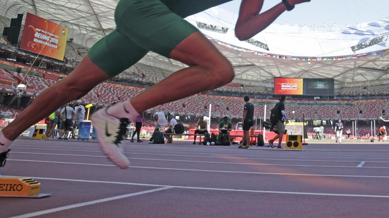 Der brasilianische Hürdenläufer Hugo de Sousa trainiert im Vorfeld der Leichtathletik-WM im chinesischen Nationalstadion in Peking. Der brasilianische Hürdenläufer Hugo de Sousa trainiert im Vorfeld der Leichtathletik-WM im chinesischen Nationalstadion in Peking.