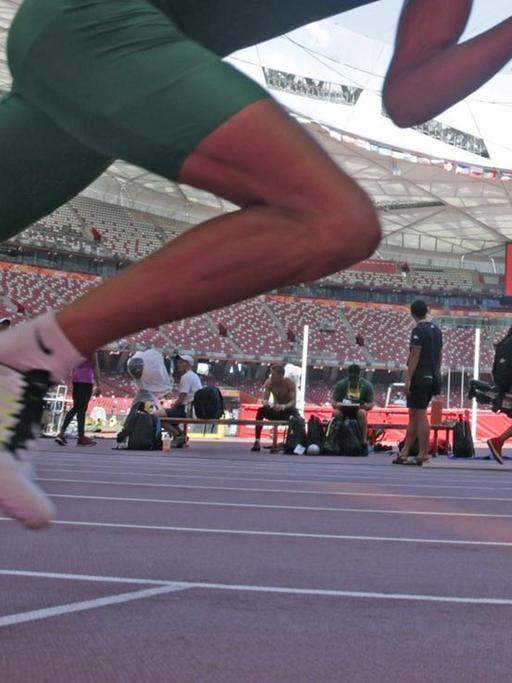 Der brasilianische Hürdenläufer Hugo de Sousa trainiert im Vorfeld der Leichtathletik-WM im chinesischen Nationalstadion in Peking.