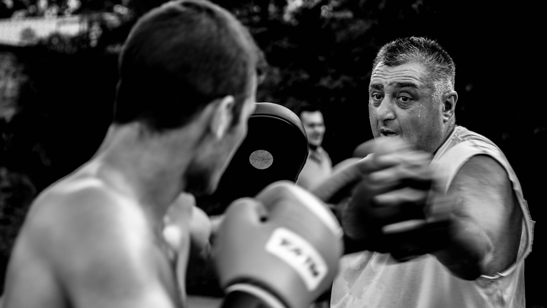 Szene aus dem Film "Gettho Balboa": Zwei Männer stehen im Boxring und kämpfen gegeneinander. Szene aus dem Film "Gettho Balboa": Zwei Männer stehen im Boxring und kämpfen gegeneinander.