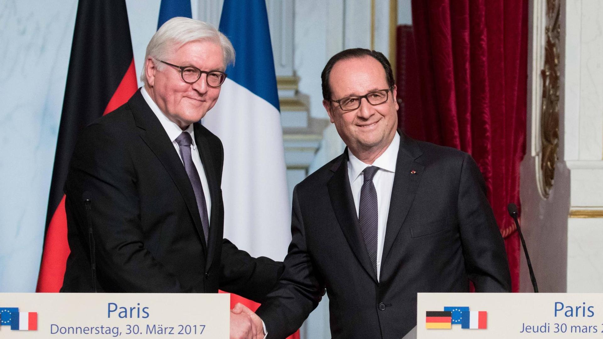 Bundespräsident Frank-Walter Steinmeier besucht den scheidenden französischen Staatschef François Hollande im Elysée-Palast am 30.3.2017.