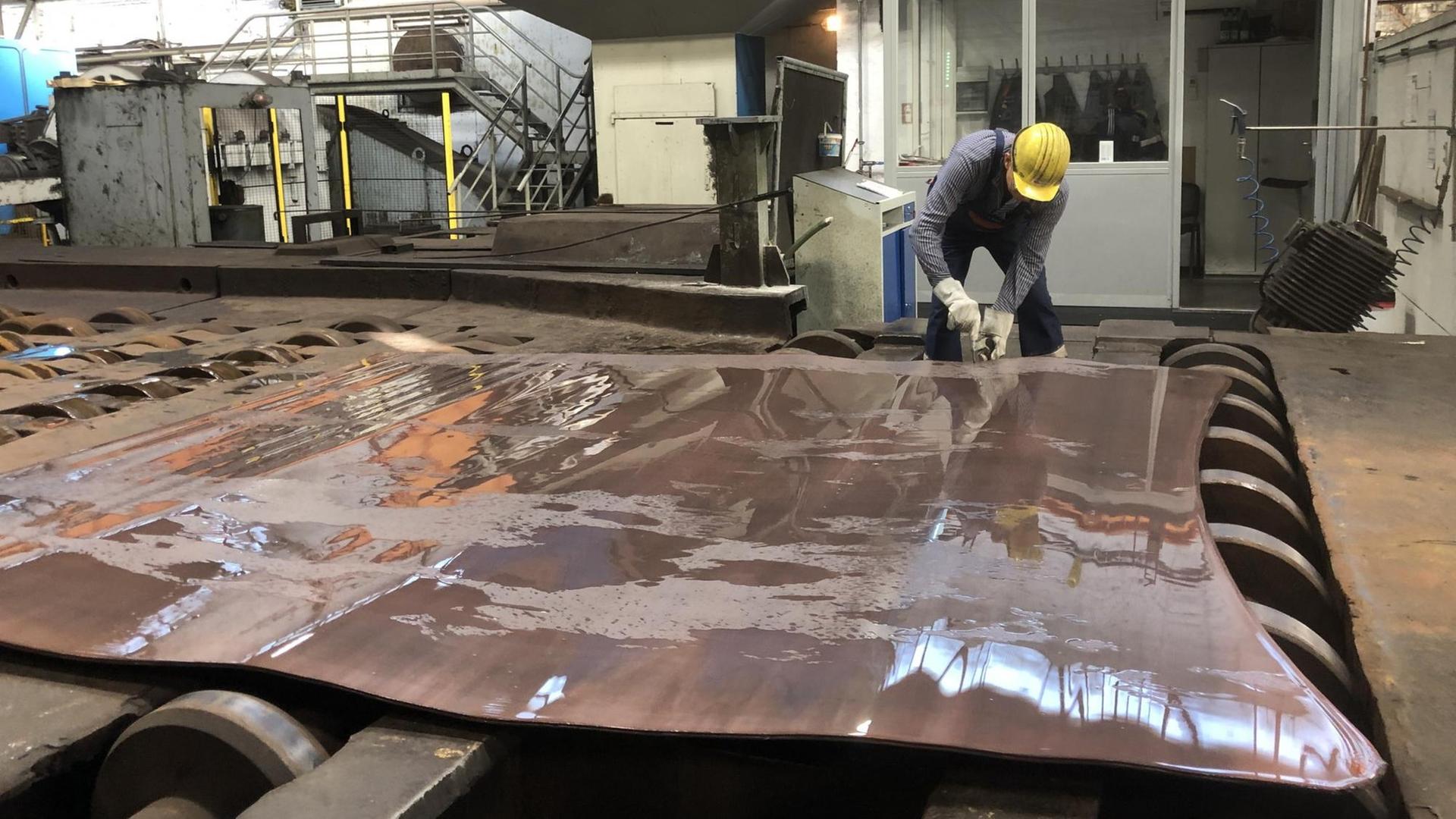 Frisch gewalztes Kuperblech im Kupferwalzwerk Hettstedt Frisch gewalztes Kuperblech im Kupferwalzwerk Hettstedt