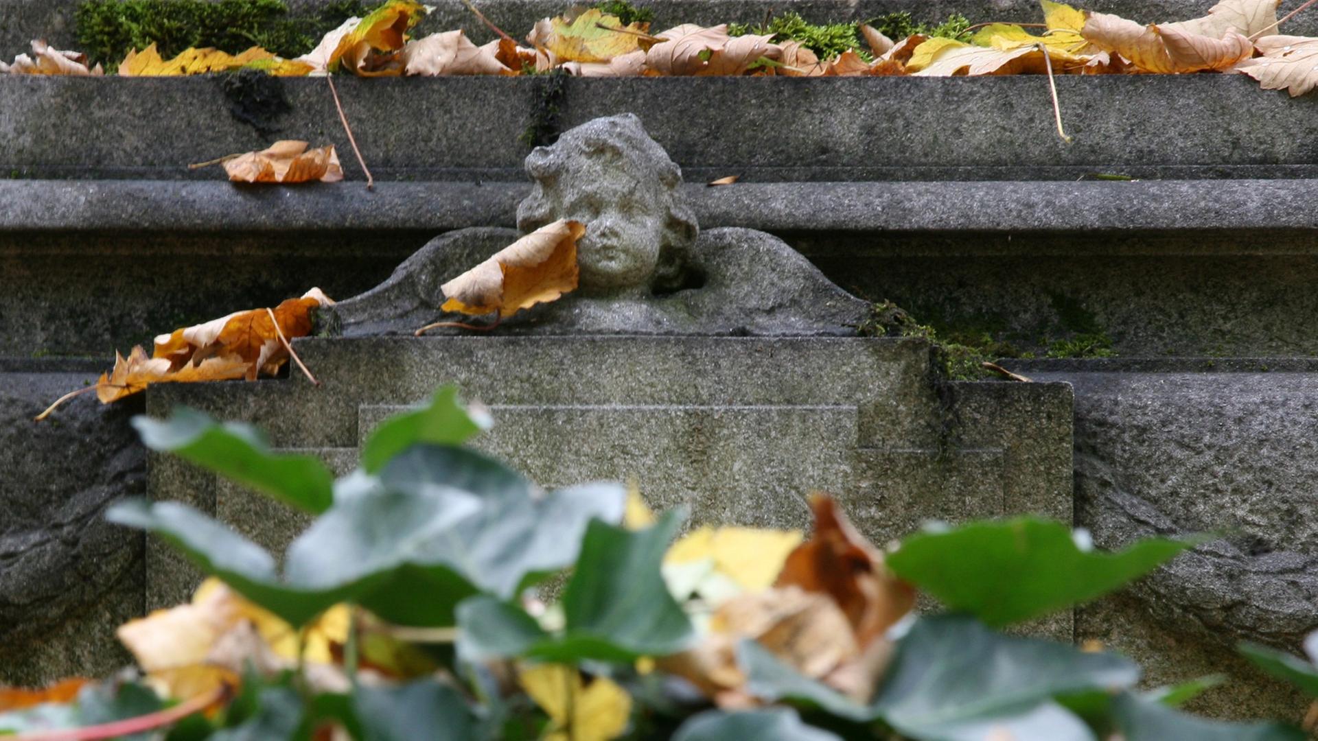 Ein steinernes Engelchen ziert am 14.10.2008 einen Grabstein auf dem alten Südfriedhof in München Ein steinernes Engelchen ziert am 14.10.2008 einen Grabstein auf dem alten Südfriedhof in München
