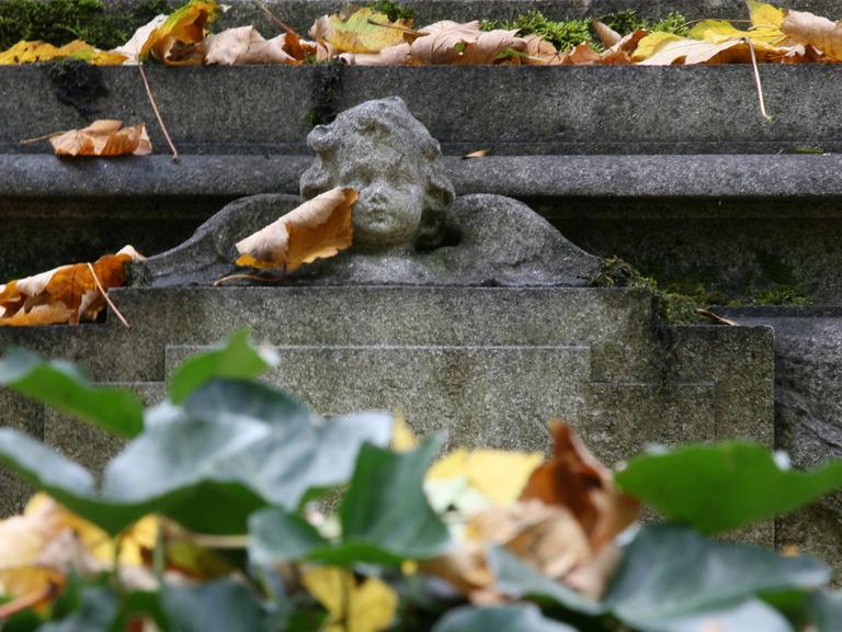Ein steinernes Engelchen ziert am 14.10.2008 einen Grabstein auf dem alten Südfriedhof in München