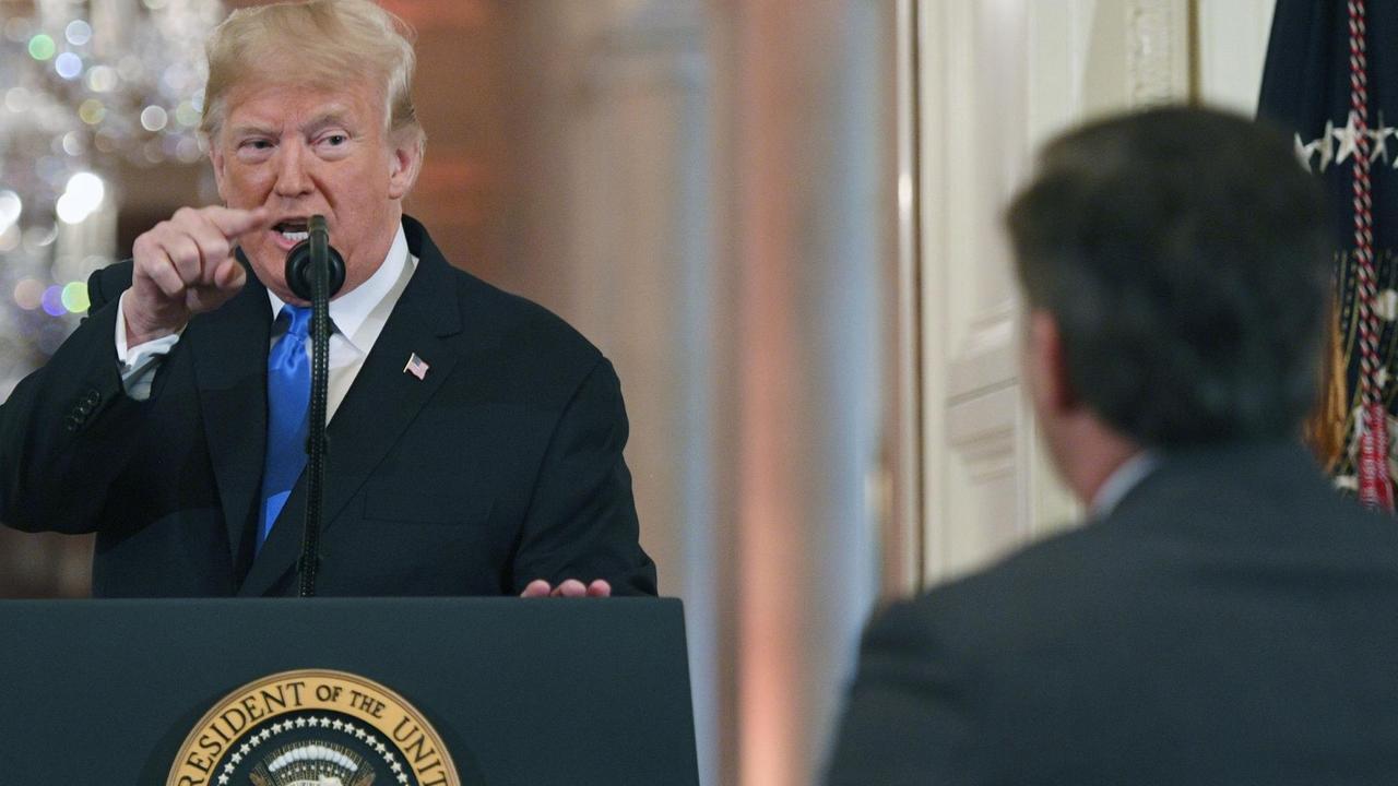 US-Präsident Trump steht hinter einem Mikrofon im Weißen Haus und zeigt mit dem Zeigefinger auf den CNN-Journalisten Jim Acosta, der zuvor eine Frage gestellt hatte. US-Präsident Trump steht hinter einem Mikrofon im Weißen Haus und zeigt mit dem Zeigefinger auf den CNN-Journalisten Jim Acosta, der zuvor eine Frage gestellt hatte.