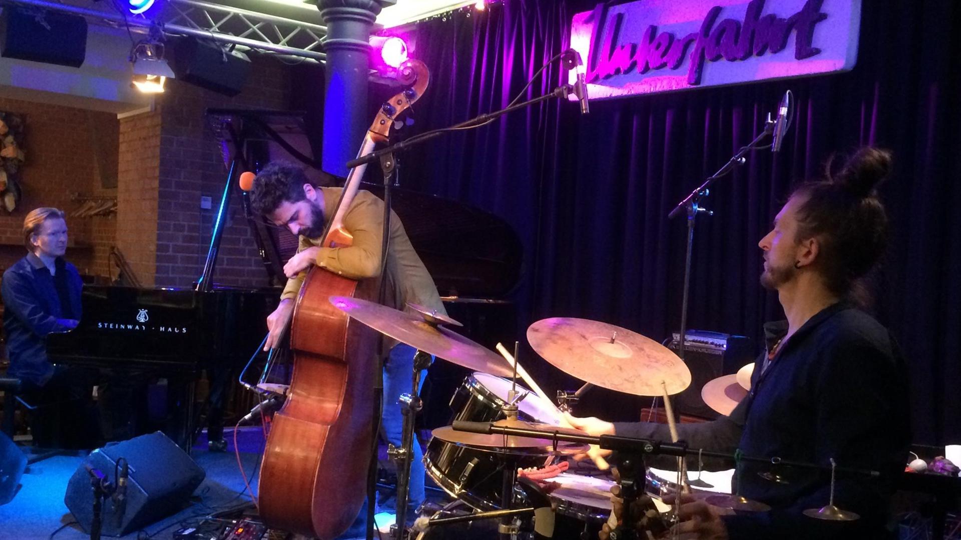 Die Musiker Petros Klampanis, Kristjan Randalu, Bodek Janke auf der Bühne des Münchener Jazzclub "Unterfahrt" Die Musiker Petros Klampanis, Kristjan Randalu, Bodek Janke auf der Bühne des Münchener Jazzclub "Unterfahrt"