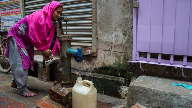 Frau holt in Dhaka, Hauptstadt Bangladeschs, Wasser am Hydranten (18.08.2015).