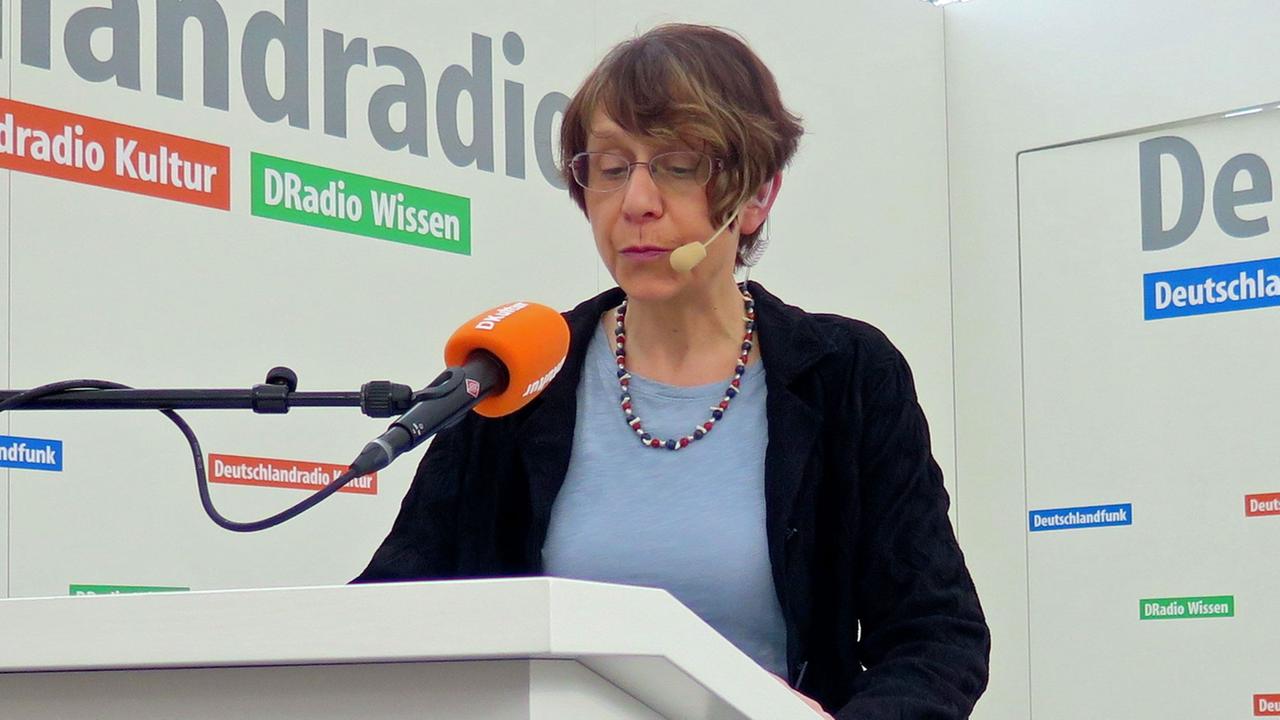 Die Schriftstellerin Kerstin Hensel beim Bücherfrühling 2016 von Deutschlandradio Kultur auf der Leipziger Buchmesse Die Schriftstellerin Kerstin Hensel beim Bücherfrühling 2016 von Deutschlandradio Kultur auf der Leipziger Buchmesse