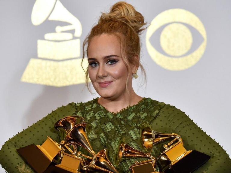 Adele im grünen Kleid mit fünf Grammy Awards in den Armen