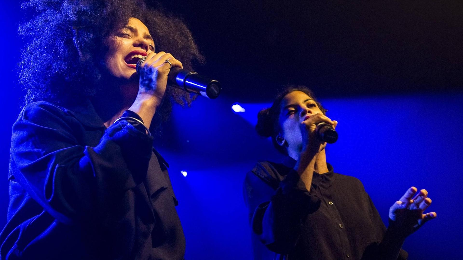 Das französisch-kubanische Duo Ibeyi bei einem Liveauftritt Das französisch-kubanische Duo Ibeyi bei einem Liveauftritt
