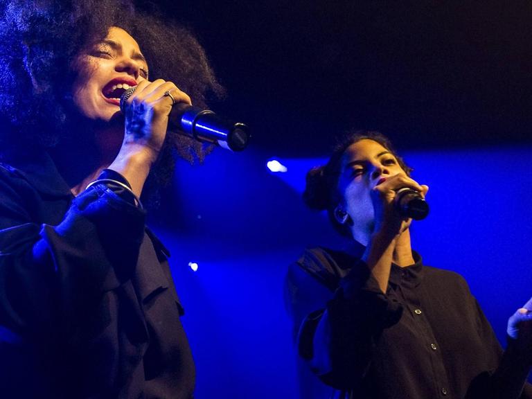Das französisch-kubanische Duo Ibeyi bei einem Liveauftritt