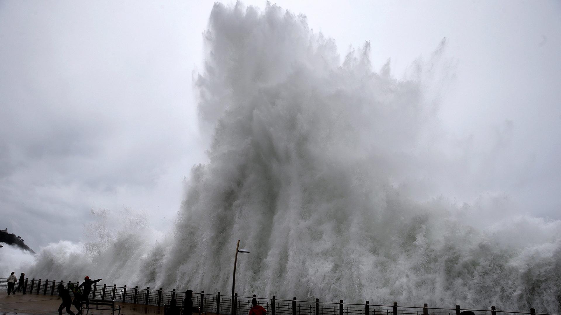 Eine Riesenwelle trifft auf die spanische Küste bei San Sebastian. Eine Riesenwelle trifft auf die spanische Küste bei San Sebastian.
