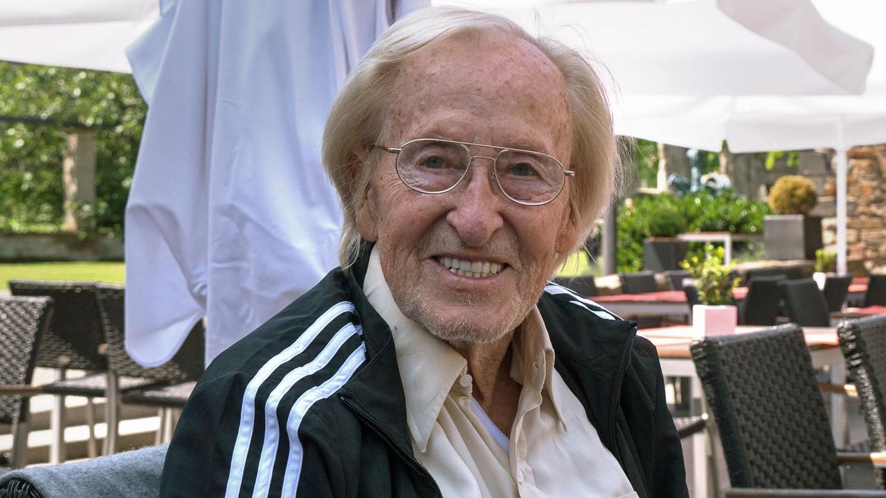 Der Ex-Profispieler und Fußballtrainer Rudi Gutendorf, aufgenommen am 11.06.2015 auf der Terasse eines Restaurants in Koblenz Der Ex-Profispieler und Fußballtrainer Rudi Gutendorf, aufgenommen am 11.06.2015 auf der Terasse eines Restaurants in Koblenz