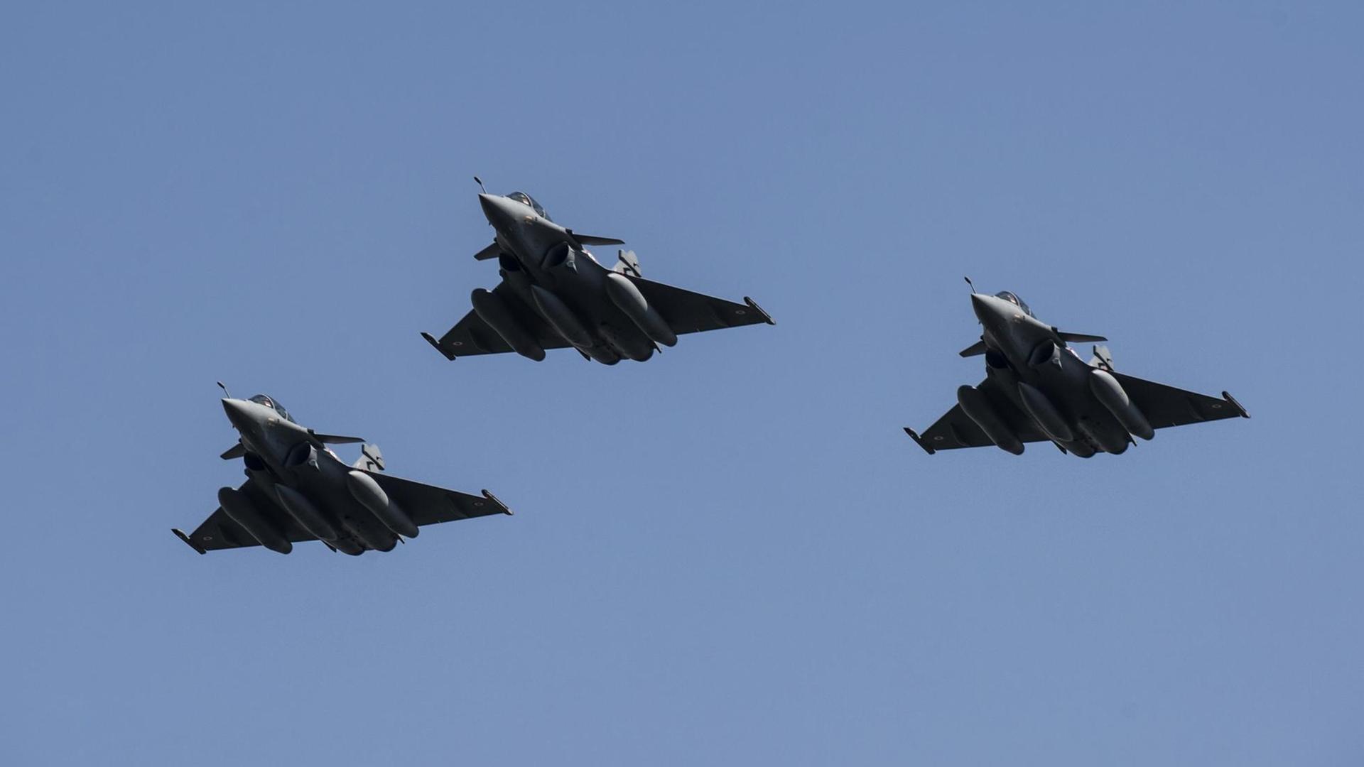 Drei französische Rafale-Kampfflugzeuge Drei französische Rafale-Kampfflugzeuge