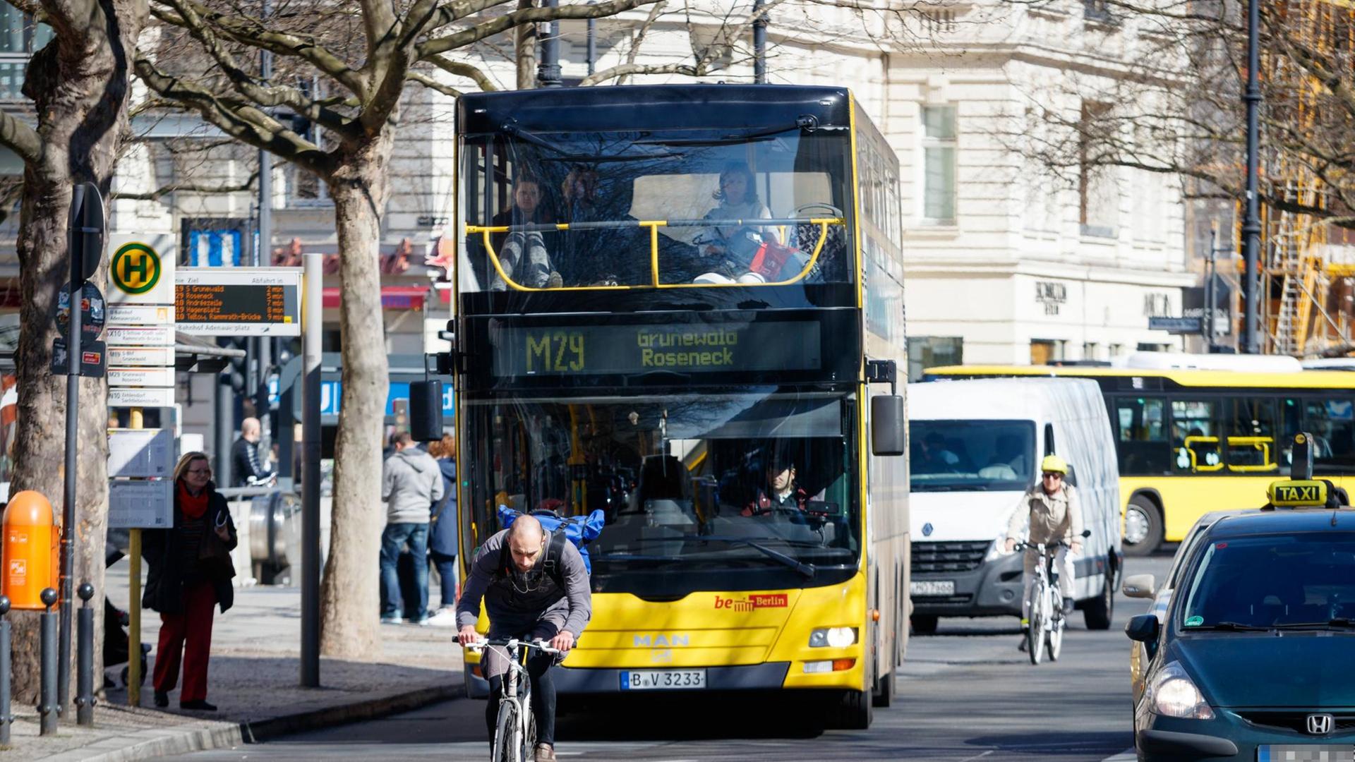 Ein Fahrradfahrer nutzt in Berlin eine Busspur auf dem Kurfürstendamm Ein Fahrradfahrer nutzt in Berlin eine Busspur auf dem Kurfürstendamm