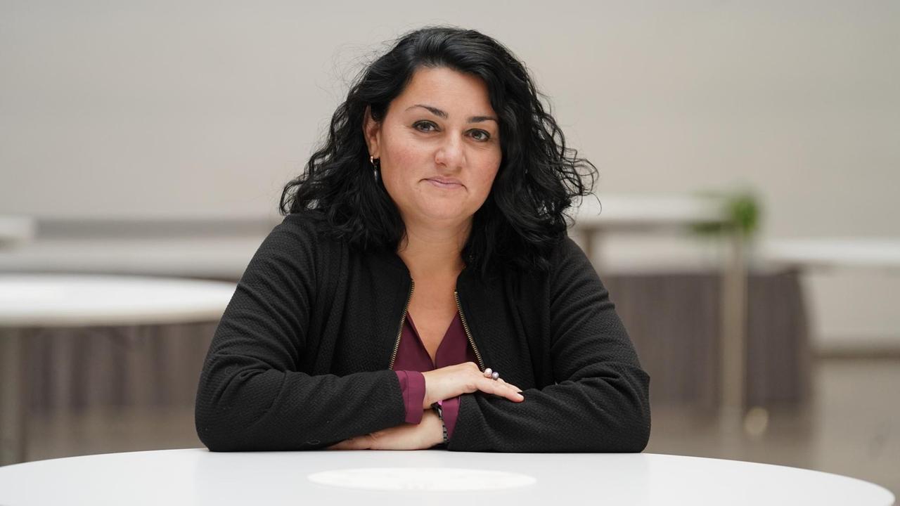 Lamya Kaddor, Islamwissenschaftlerin und Publizistin von der Universität Duisburg-Essen, sitzt an einem Tisch und schaut in die Kamera. Lamya Kaddor, Islamwissenschaftlerin und Publizistin von der Universität Duisburg-Essen, sitzt an einem Tisch und schaut in die Kamera.