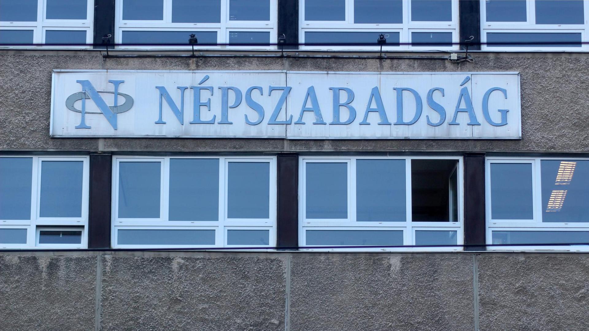 Das Gebäude der Budapester Tageszeitung "Nepszabadsag", aufgenommen am 08.10.2016. Die unabhängige ungarische Traditionszeitung hat überraschend ihr Erscheinen eingestellt. Das Gebäude der Budapester Tageszeitung "Nepszabadsag", aufgenommen am 08.10.2016. Die unabhängige ungarische Traditionszeitung hat überraschend ihr Erscheinen eingestellt.